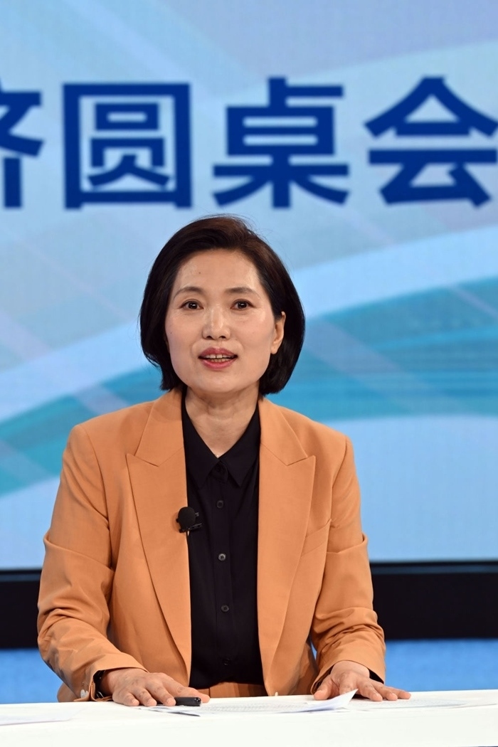 中國宏觀經(jīng)濟研究院對外經(jīng)濟研究所研究員曲鳳杰在“中國經(jīng)濟圓桌會”錄制現(xiàn)場交流發(fā)言。新華社記者 金良快 攝