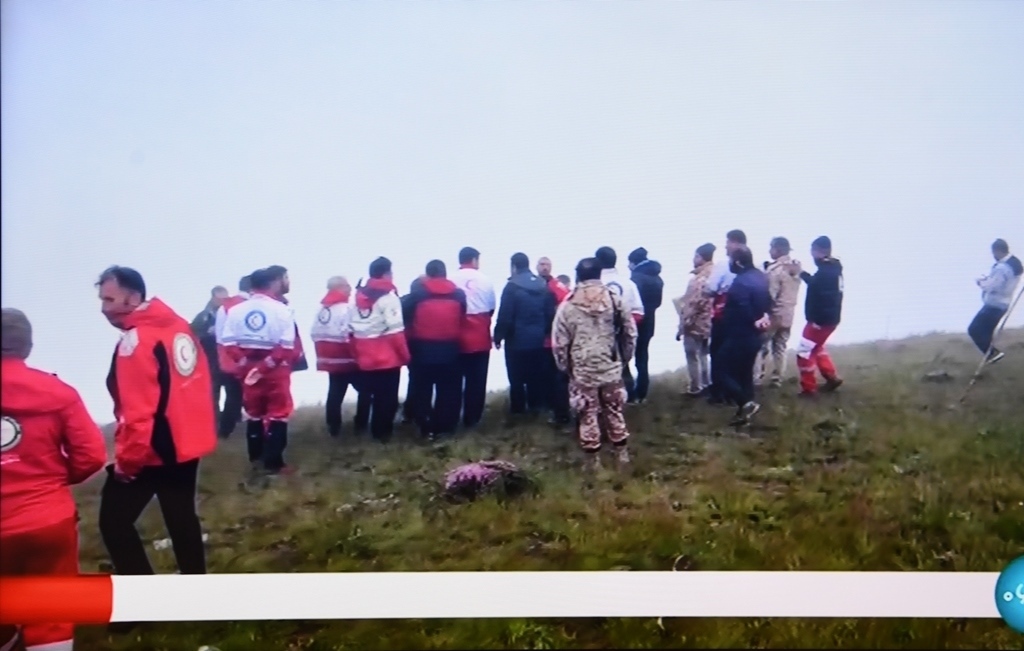 據(jù)伊朗邁赫爾通訊社5月20日報道，伊朗總統(tǒng)萊希在直升機事故中遇難。這是5月20日拍攝的伊朗國家電視臺播放的救援人員抵達事故現(xiàn)場的畫面。 新華社記者 沙達提 攝