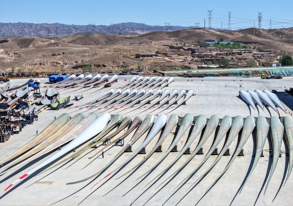 2024年5月11日拍攝的碼放在內(nèi)蒙古包頭市石拐區(qū)一家風(fēng)電設(shè)備制造企業(yè)廠區(qū)內(nèi)的葉片（無人機照片）。新華社記者 連振 攝