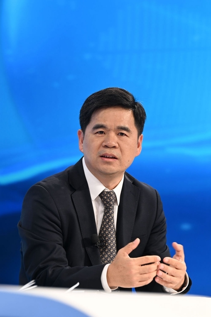 工業(yè)和信息化部運行監(jiān)測協(xié)調(diào)局副局長何海林在“中國經(jīng)濟圓桌會”錄制現(xiàn)場交流發(fā)言。新華社記者 金良快 攝