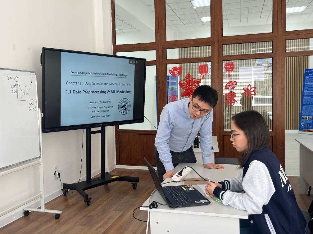 2024年4月，西北工業(yè)大學材料學院劉哲教授在西北工業(yè)大學哈薩克斯坦分校授課。（西北工業(yè)大學供圖）