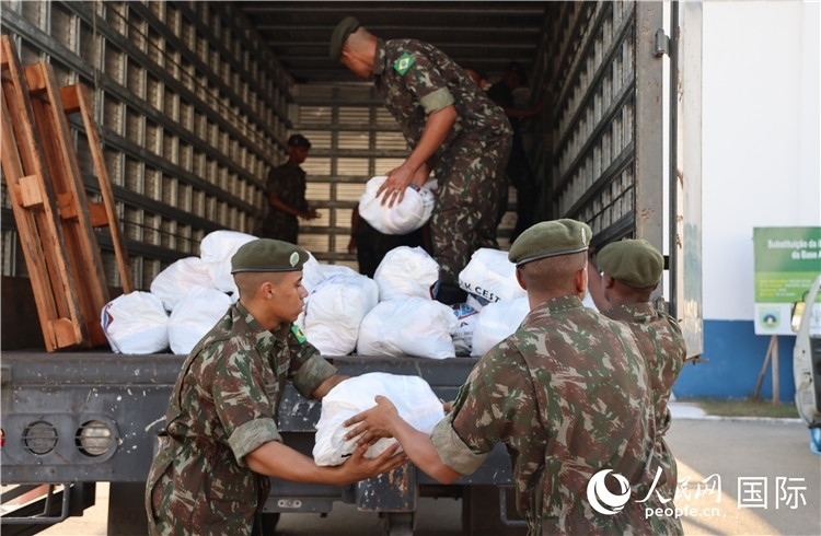 里約加利昂空軍基地，軍人在將捐贈物資裝車。人民網(wǎng)記者 時元皓攝