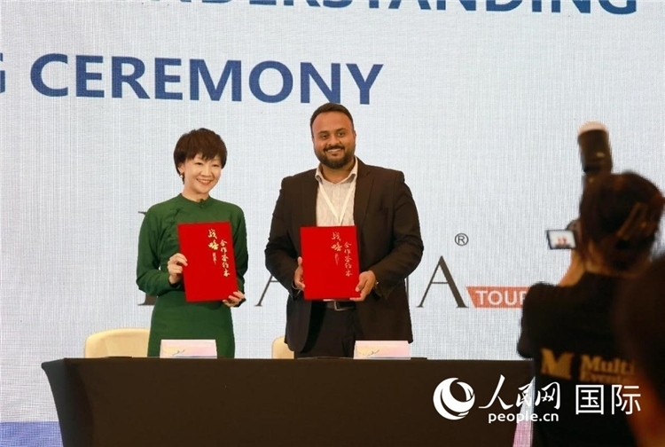 三亞與迪拜當(dāng)?shù)芈眯猩绾炇鸷献鲄f(xié)議。人民網(wǎng)記者管克江攝