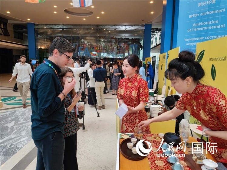 與會(huì)嘉賓在中國展臺(tái)品茶。 人民網(wǎng)記者 謝亞宏攝