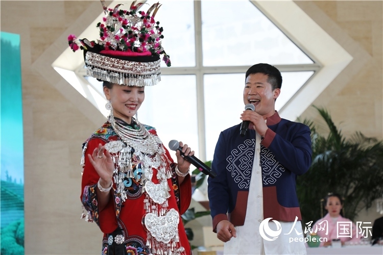 2、來自湖北的歌唱家演唱民族歌曲。 人民網(wǎng)記者 李志偉攝