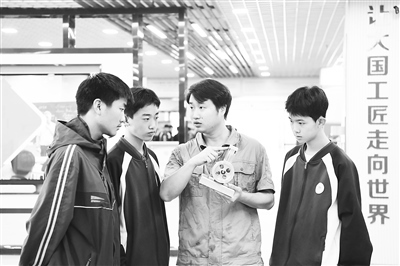 職業(yè)院校教師為數(shù)控技術(shù)應(yīng)用專業(yè)學(xué)生授課。 新華社記者 王全超攝