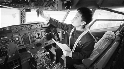  學(xué)生在西航職院實(shí)訓(xùn)基地培訓(xùn)。 王禹涵攝