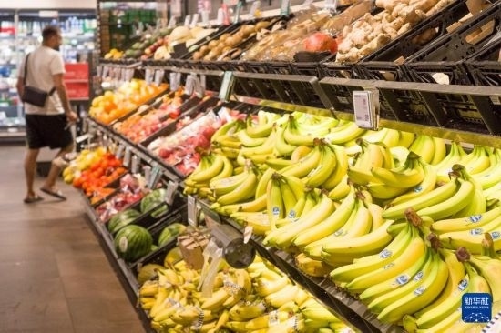 5月24日，顧客在德國(guó)柏林一家超市購(gòu)物。新華社記者 任鵬飛 攝