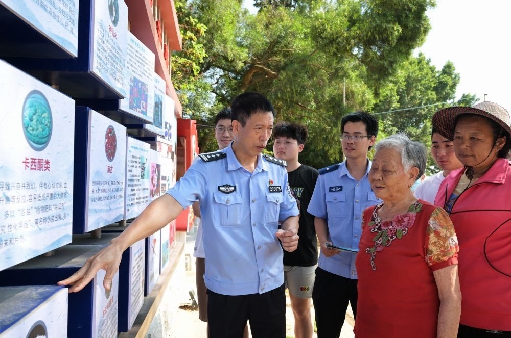 2023年6月4日，在廈門市翔安區(qū)大宅社區(qū)，民警向社區(qū)群眾介紹毒品的性質(zhì)、種類、危害及防范措施。新華社記者 魏培全 攝