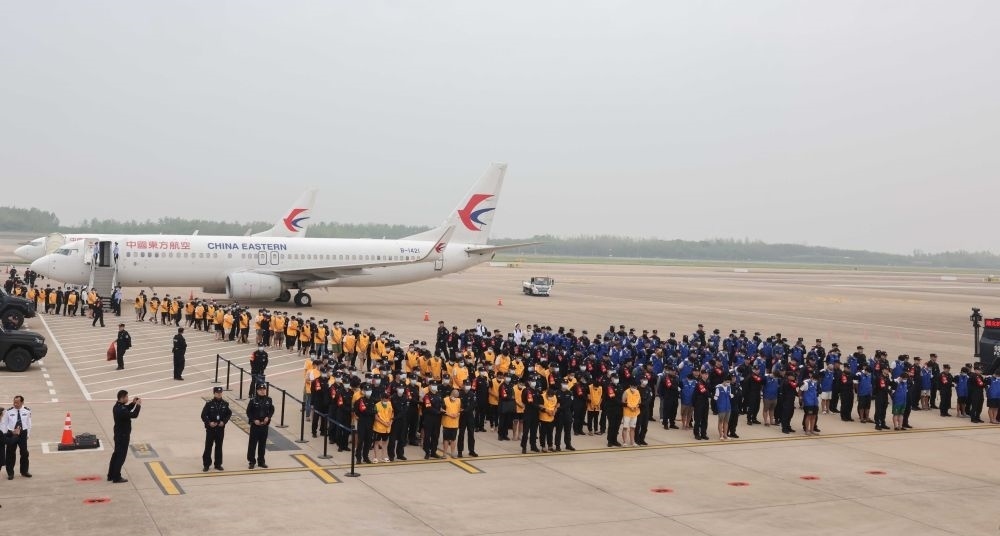 2024年4月13日，在湖北武漢天河國際機(jī)場(chǎng)，中國籍涉賭詐違法犯罪嫌疑人被我公安機(jī)關(guān)從柬埔寨押解回國。新華社記者 殷剛 攝