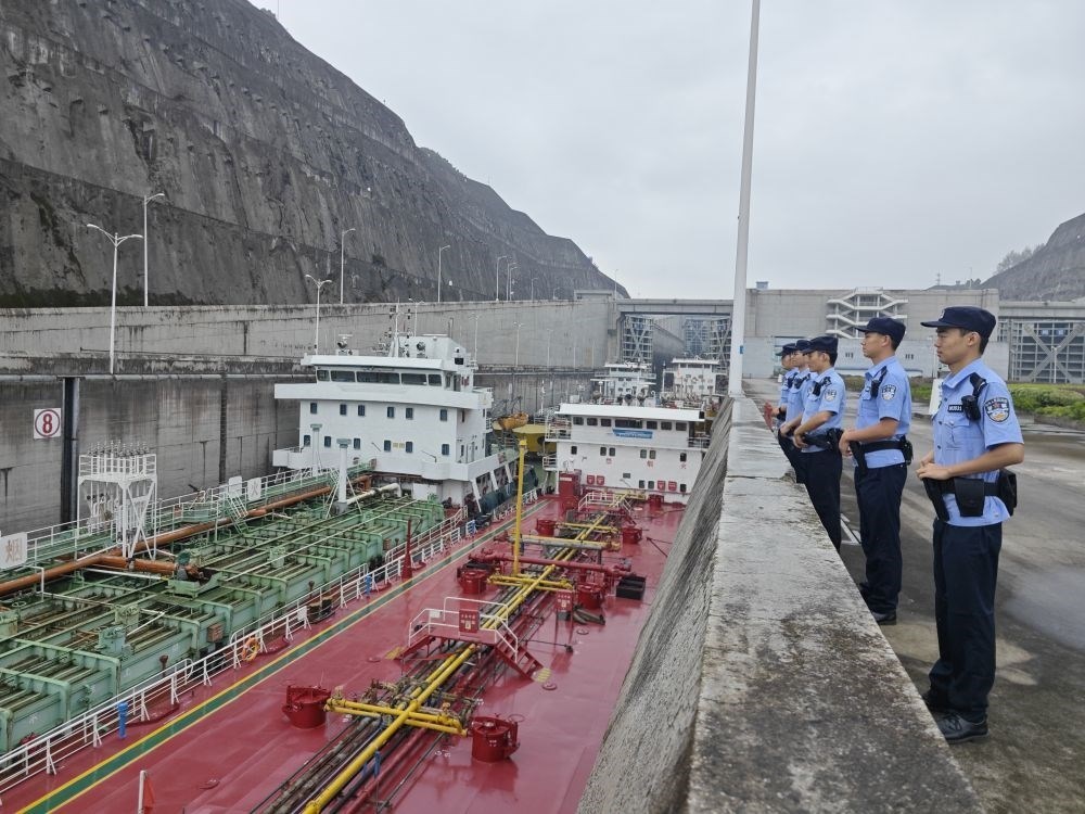2023年9月29日，長江航運(yùn)公安局宜昌分局三峽船閘派出所民警在三峽大壩五級(jí)船閘執(zhí)勤。新華社發(fā)（李孟 攝）