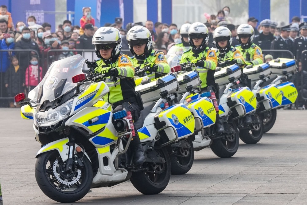 2024年1月6日，南京交警在警營開放周活動(dòng)現(xiàn)場(chǎng)進(jìn)行警務(wù)技能表演。新華社記者 李博 攝