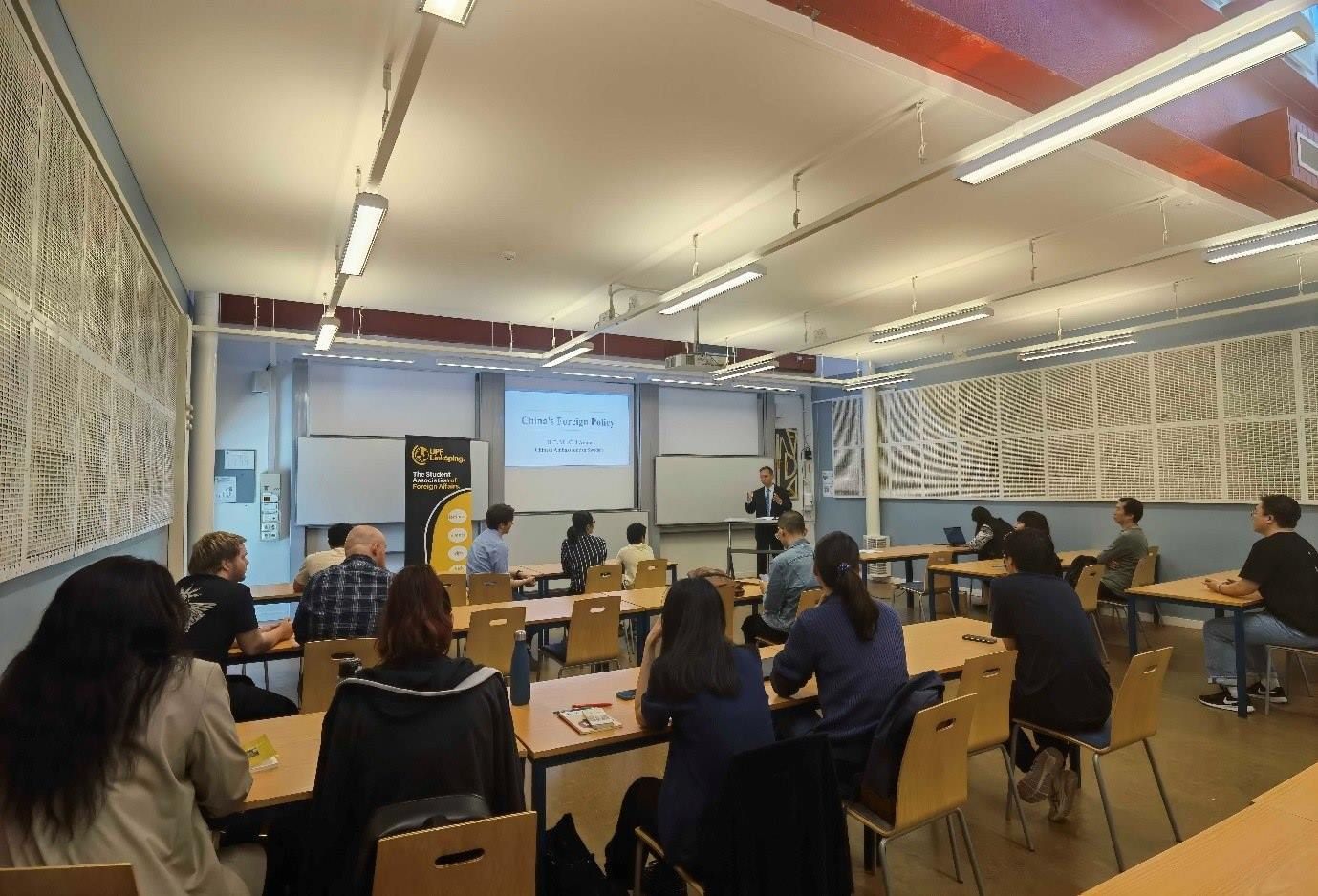 中國駐瑞典大使崔愛民與同學(xué)們互動(dòng)并回答問題。中國駐瑞典大使館供圖