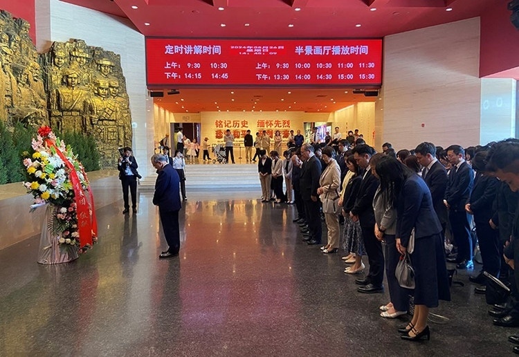 創(chuàng)價(jià)學(xué)會(huì)會(huì)長(zhǎng)原田稔及青年代表團(tuán)向中國(guó)人民抗日戰(zhàn)爭(zhēng)紀(jì)念館敬獻(xiàn)花籃。中國(guó)人民抗日戰(zhàn)爭(zhēng)紀(jì)念館供圖