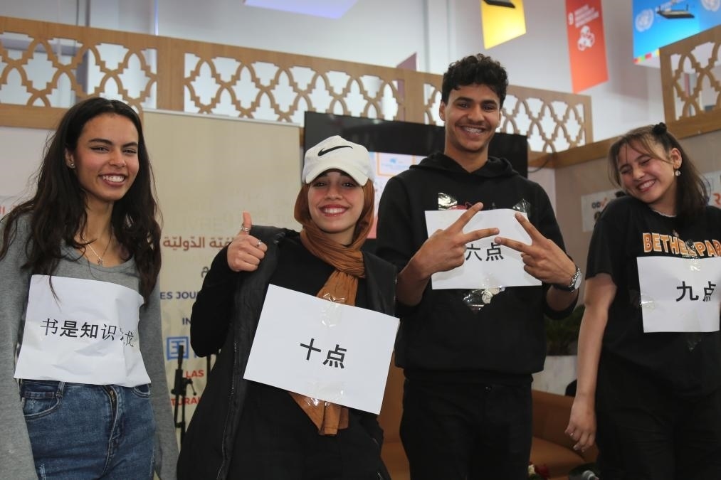 2024年4月24日，突尼斯高中生在首都突尼斯市舉辦的突尼斯國際書展上表演漢語節(jié)目。新華社發(fā)（阿代爾攝）