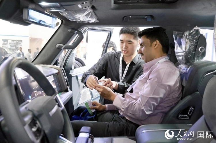 客戶在了解中國產(chǎn)汽車。人民網(wǎng)記者 管克江攝