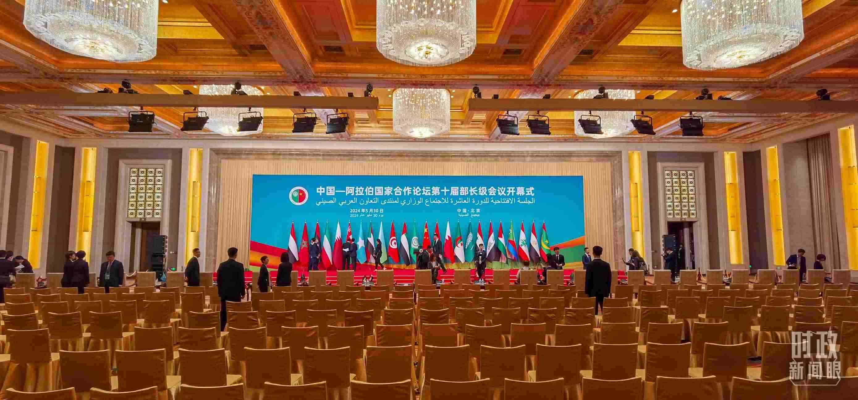 △會(huì)議開(kāi)始前，現(xiàn)場(chǎng)正在進(jìn)行各項(xiàng)準(zhǔn)備工作。（總臺(tái)央視記者郭鴻拍攝）