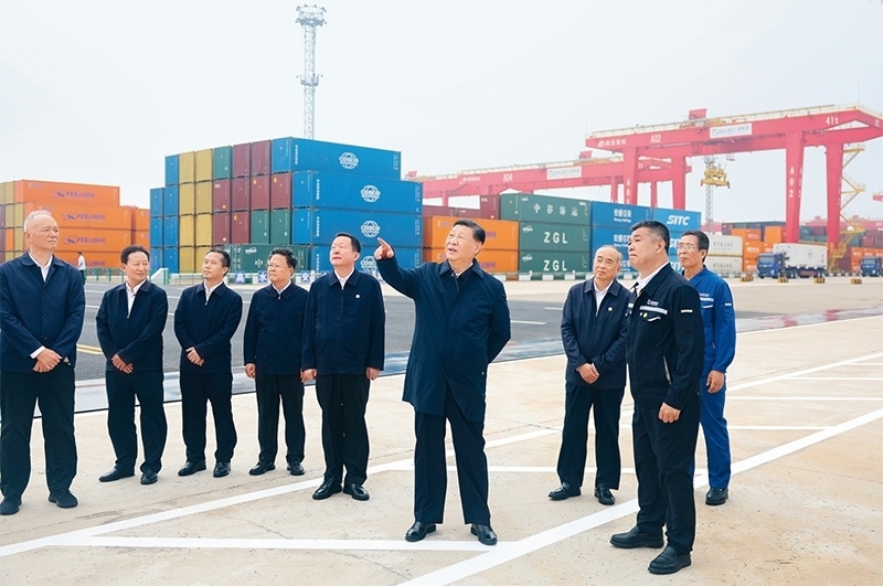 2024年5月22日至24日，中共中央總書記、國(guó)家主席、中央軍委主席習(xí)近平在山東考察。這是22日下午，習(xí)近平在日照港察看全自動(dòng)化集裝箱碼頭作業(yè)場(chǎng)景。 新華社記者 鞠鵬/攝