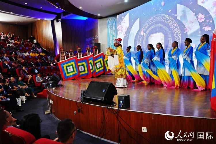 開(kāi)幕式前，內(nèi)羅畢大學(xué)孔子學(xué)院學(xué)生進(jìn)行文藝表演。人民網(wǎng)記者 黃煒鑫攝