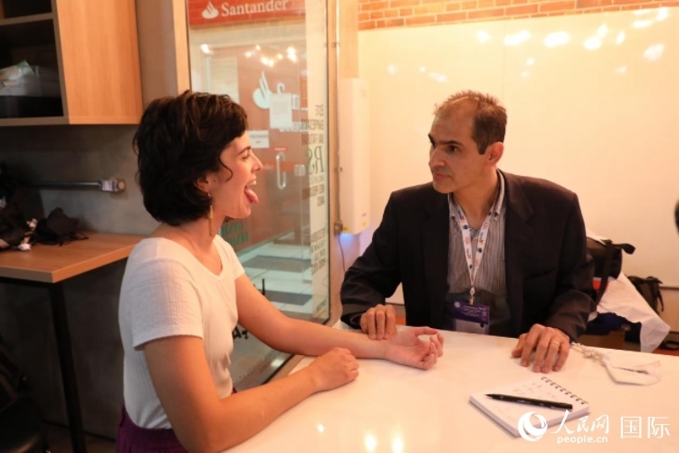 在巴西米納斯吉拉斯州首府貝洛奧里藏特開辦診所的中醫(yī)師保羅·貢扎爾韋斯，正在把脈并觀察舌苔。人民網(wǎng)記者 陳一鳴攝