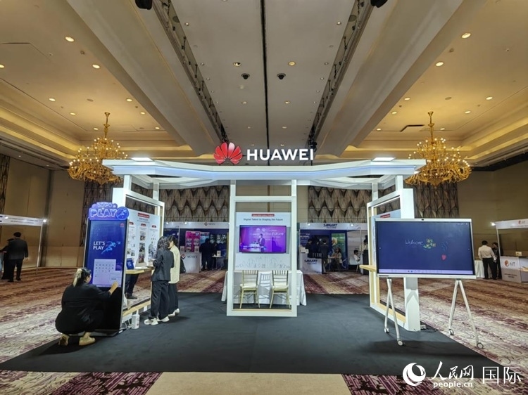 峰會(huì)現(xiàn)場(chǎng)，由泰國(guó)政府、中泰高校和客戶伙伴搭建的人才雙選會(huì)和伙伴展臺(tái)開放。人民網(wǎng)記者 楊一攝