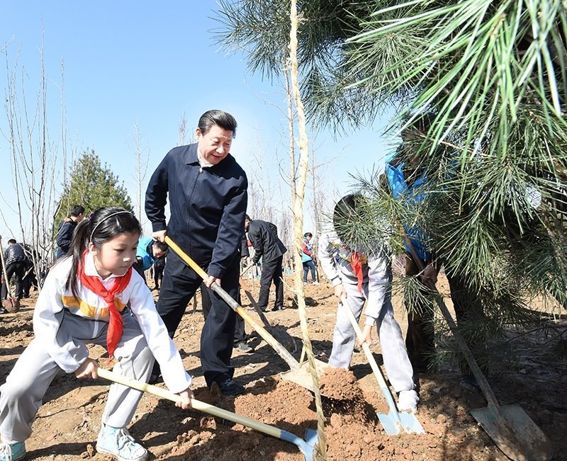 2015年4月3日，習近平總書記同大家一起植樹。