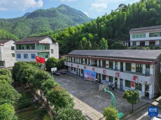 這是5月28日拍攝的湖南省衡陽市衡陽縣岣嶁鄉(xiāng)妙溪小學(xué)（無人機照片）。