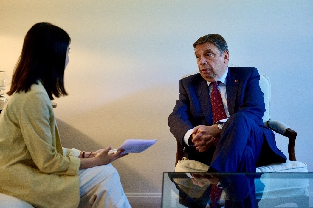 西班牙農(nóng)業(yè)、漁業(yè)和食品大臣普拉納斯接受人民網(wǎng)專訪。西班牙駐華大使館供圖