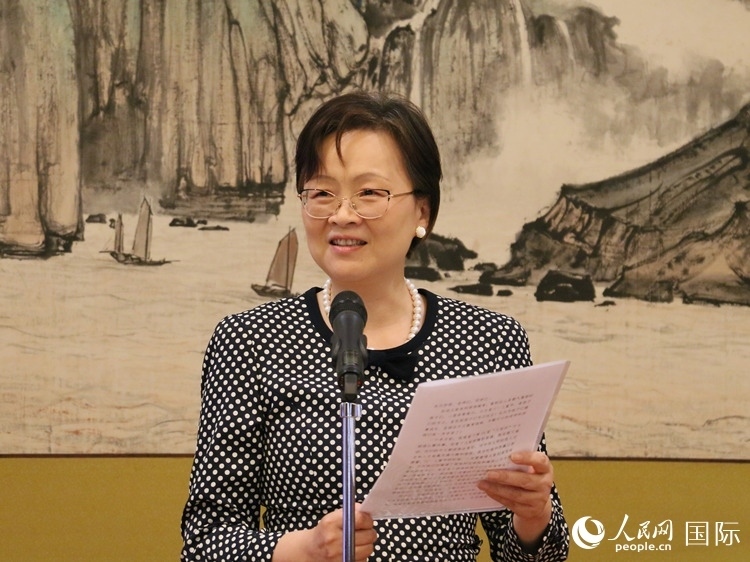 大使夫人丁玥致辭。人民網(wǎng) 許可攝