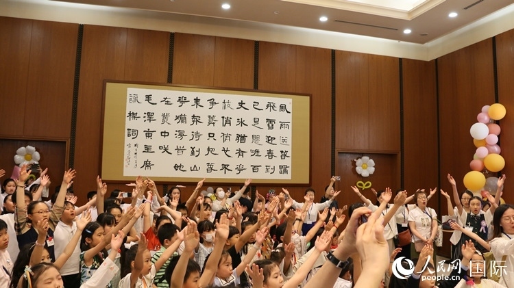 小朋友們合唱《明天會(huì)更好》。人民網(wǎng) 許可攝