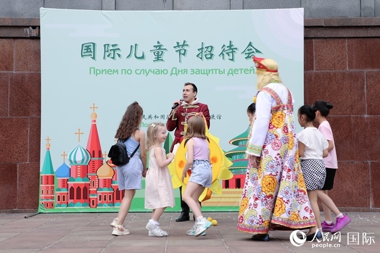 中俄兩國小朋友共同參與互動游戲。人民網(wǎng)記者 隋鑫攝