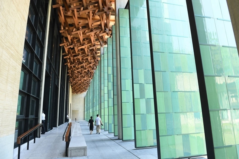 2022年7月23日，杭州國(guó)家版本館屋頂?shù)哪緲?gòu)和青瓷門(mén)扇相映成趣。