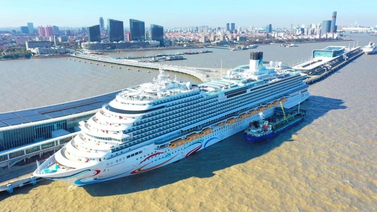 △2024年1月1日，國產(chǎn)首艘大型郵輪“愛達(dá)·魔都號”從上海吳淞口國際郵輪港開啟商業(yè)首航。