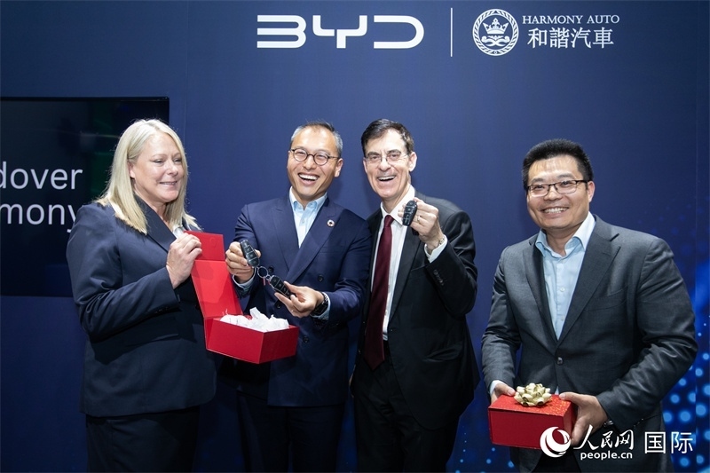 兩位英國消費者獲得新車鑰匙。人民網(wǎng)記者 許立群攝影