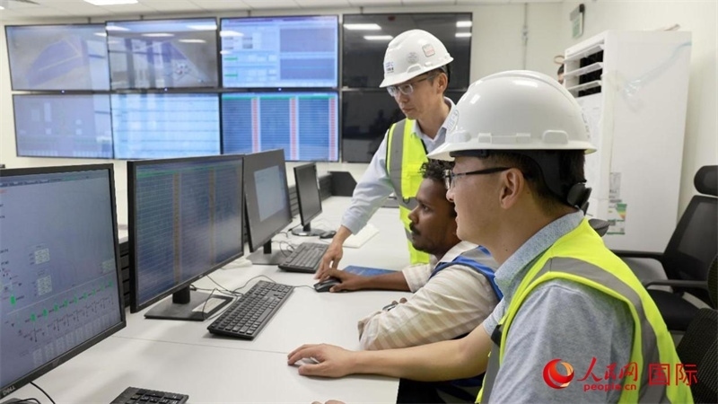 工作人員進行倒送電準備。人民網(wǎng)記者 管克江攝