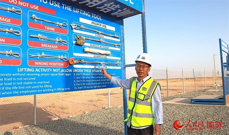 中國能建國際工程公司副總經(jīng)理兼阿爾舒巴赫電站項目經(jīng)理熊高峽展示安全培訓中心設施。人民網(wǎng)記者 管克江攝