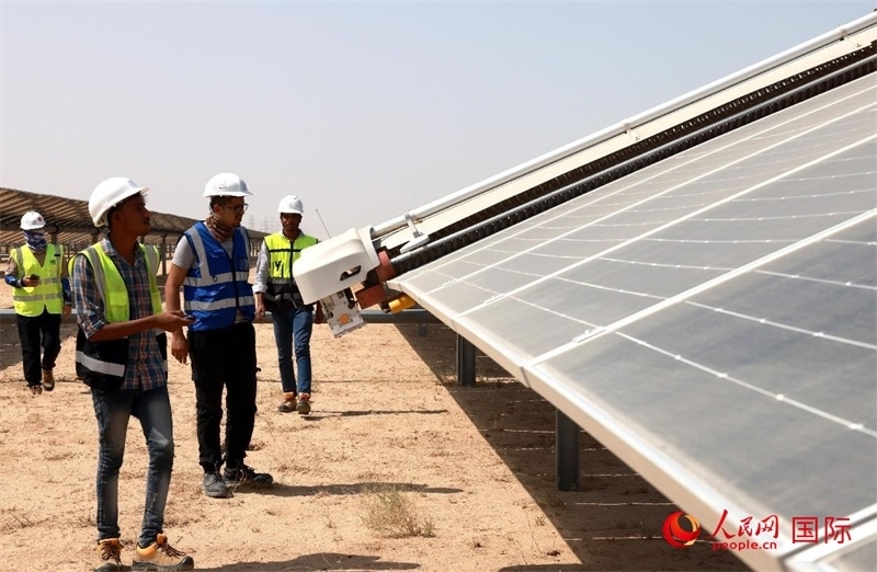 工作人員在測試自動清掃機器人。人民網(wǎng)記者管克江攝