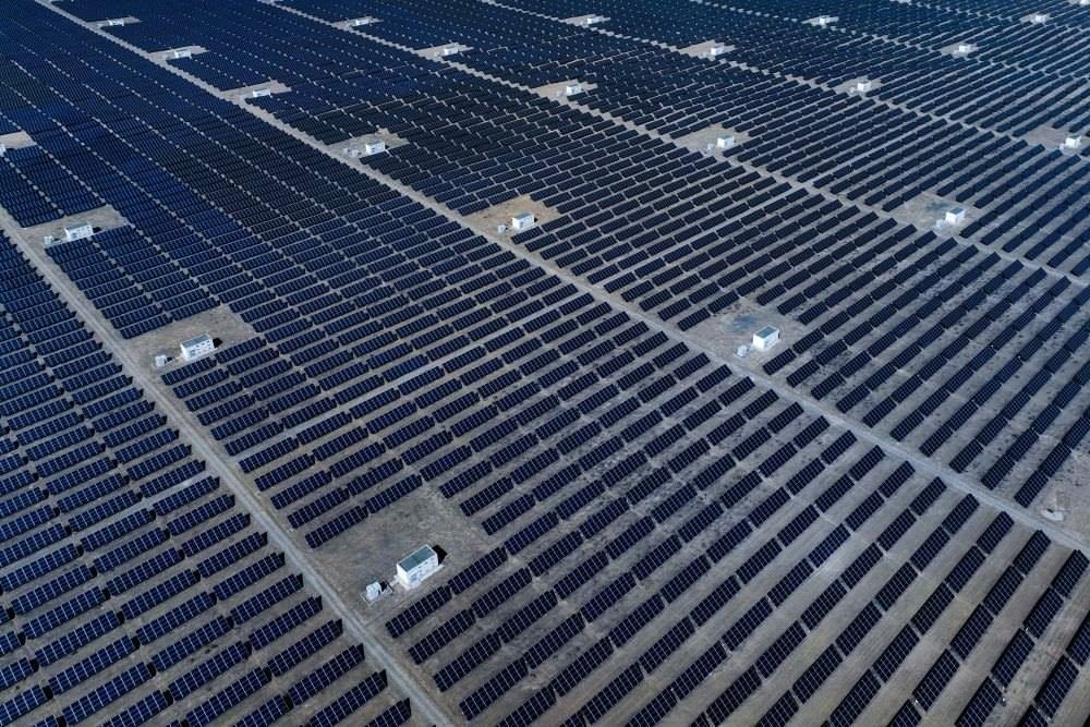 這是2024年4月15日在青海省海南藏族自治州共和縣塔拉灘綠色產業(yè)發(fā)展園區(qū)拍攝的光伏電站。新華社記者 張龍 攝