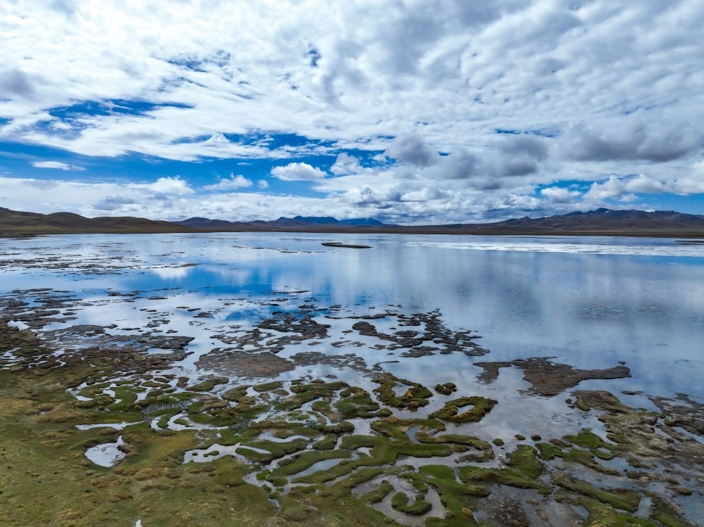 這是2024年5月26日在長江源頭地區(qū)拍攝的班德湖一角（無人機照片）。新華社記者 張龍 攝