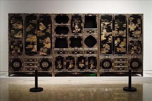 2023年7月9日，北京，中國工藝美術(shù)館·中國非物質(zhì)文化遺產(chǎn)館，“山西特色專業(yè)鎮(zhèn)·平遙非遺雙寶中華行”展覽展出的推光漆器作品。