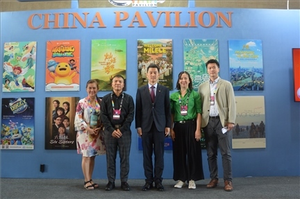 相關公司代表與中國駐里約熱內(nèi)盧總領館商務參贊敬艷輝在中國聯(lián)合展臺前合影。中廣國際公司供圖