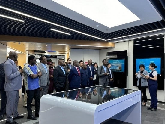 使節(jié)團考察云上貴州大數(shù)據(jù)集團展示中心。新華社記者 袁睿 攝