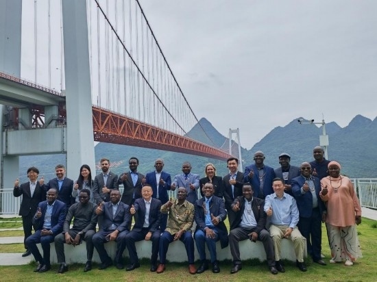 使節(jié)團與壩陵河大橋合影。新華社記者 吳思 攝