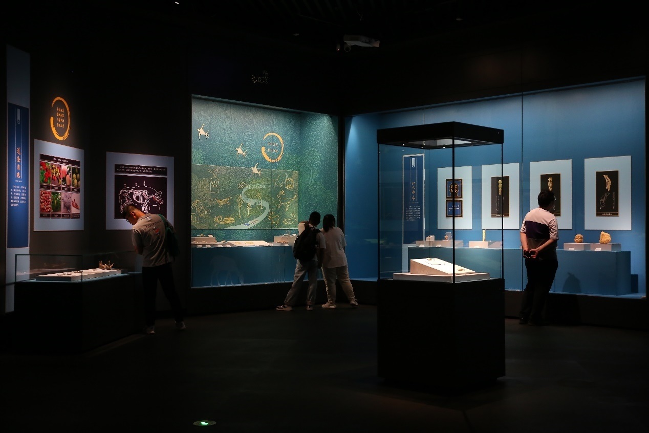 觀眾正在參觀展覽。國家文物局供圖