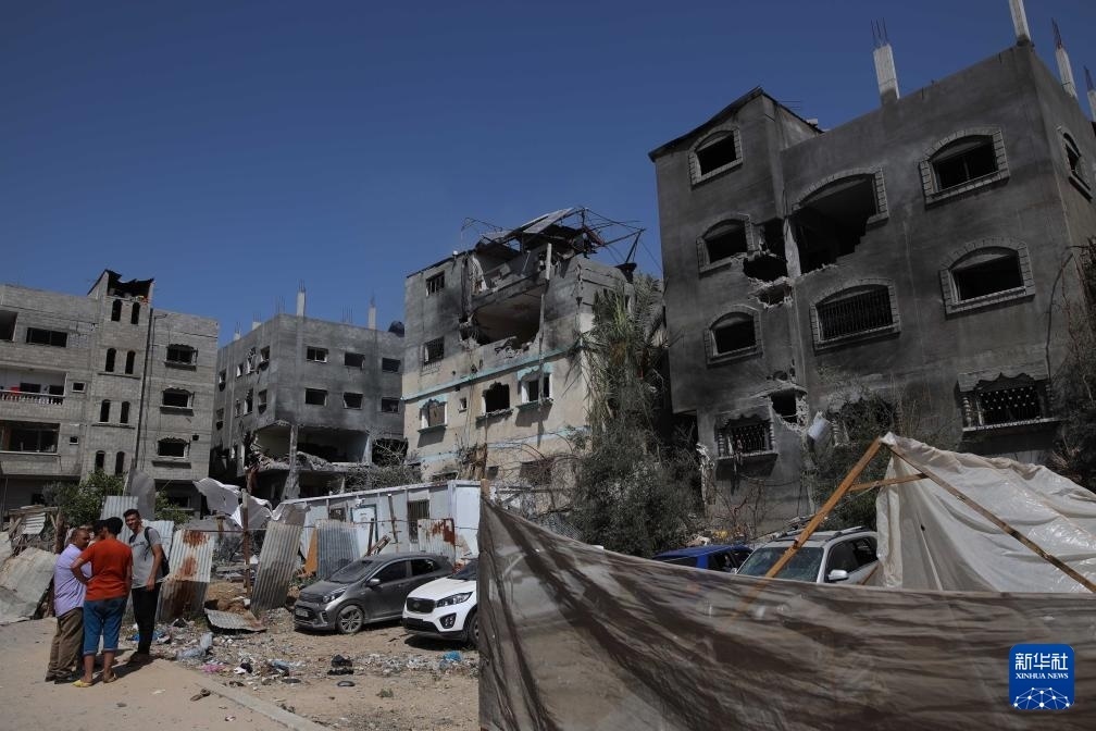這是6月8日在加沙地帶中部努賽賴特難民營(yíng)拍攝的在以軍襲擊中受損嚴(yán)重的房屋及車輛。新華社發(fā)（馬爾萬(wàn)·達(dá)烏德攝）