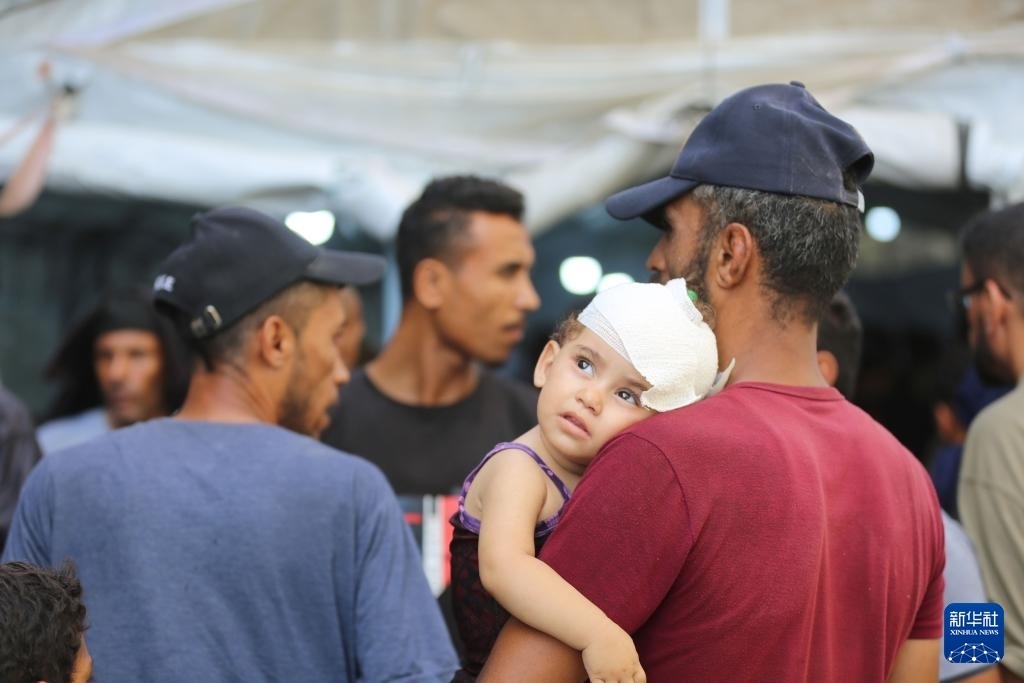 這是6月8日在加沙地帶中部努賽賴特難民營(yíng)拍攝的傷員。新華社發(fā)（馬爾萬(wàn)·達(dá)烏德攝）