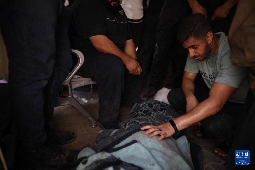 這是6月8日在加沙地帶中部努賽賴特難民營(yíng)拍攝的以軍襲擊受害者。新華社發(fā)（馬爾萬(wàn)·達(dá)烏德攝）