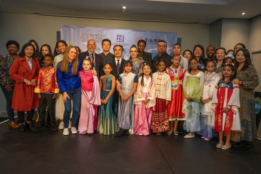 中南嘉賓與選手們合影。