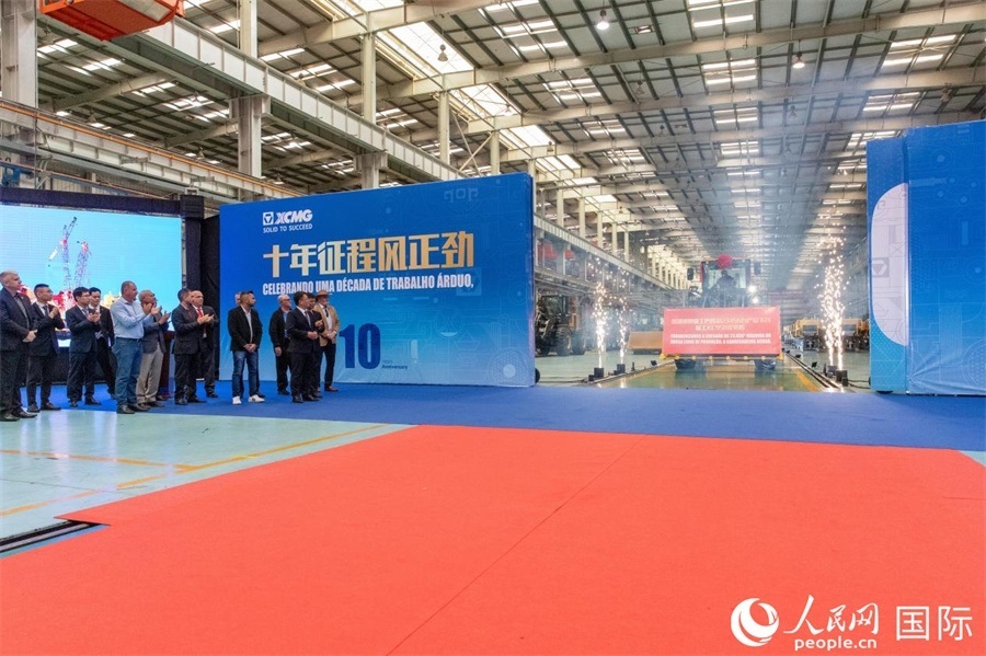 儀式上，米納斯吉拉斯州、波蘇阿雷格里市政府官員，徐工巴西制造的供應(yīng)商、經(jīng)銷商、客戶伙伴、員工代表和在巴中資機構(gòu)代表等，一起祝賀徐工巴西制造第23456臺產(chǎn)品下線并交付客戶。 人民日報社拉美中心分社 威廉·科埃略·維亞納攝