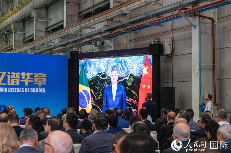 中國駐巴西大使祝青橋在視頻致辭中表示，徐工在巴西的發(fā)展，是眾多中國企業(yè)在習近平主席提出的共建“一帶一路”倡議推動下，將中國的技術(shù)和產(chǎn)業(yè)發(fā)展成果帶往世界，促進各國發(fā)展的縮影。 人民日報社拉美中心分社 威廉·科埃略·維亞納攝